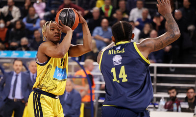 Άρης-Λαύριο: Διεκόπη προσωρινά η αναμέτρηση - Πήγαν στα αποδυτήρια οι διαιτητές (video)