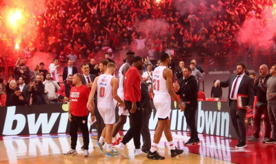 Ολυμπιακός: Πρόστιμο για τη «βροχή» από μολότοφ στο ντέρμπι με τον Παναθηναϊκό