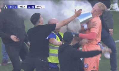 Χάος στο ντέρμπι της Μελβούρνης – Φωτοβολίδες, κουβάδες και διακοπή (video)