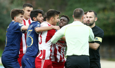 Super League 2: Έφυγε στο ημίχρονο ο Ολυμπιακός Β  - Η επίμαχη φάση που έφερε ένταση (videos)