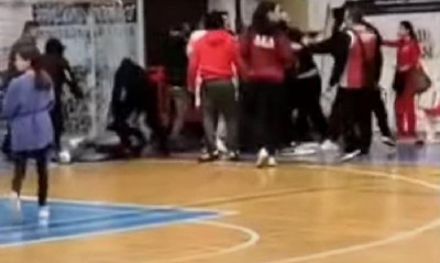 Σοβαρά επεισόδια και άγριο ξύλο σε ματς βόλεϊ γυναικών στον Βόλο (video)