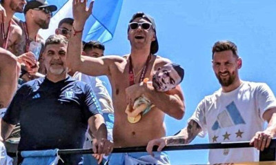 Οργή στη Γαλλία με Μαρτίνες – Κρατούσε κούκλα Εμπαπέ δίπλα στον Μέσι, βλέπουν συνέπειες στην Παρί!