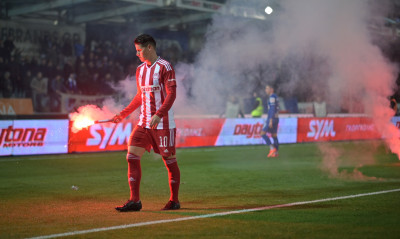 ΠΑΣ Γιάννινα-Ολυμπιακός: Προσωρινή διακοπή στο 15'  - Επεισόδια και φωτοβολίδες στους «Ζωσιμάδες»