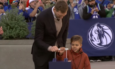 Ντιρκ Νοβίτσκι: Δάκρυσε στα αποκαλυπτήρια του αγάλματος έξω από το γήπεδο των Ντάλας Μάβερικς