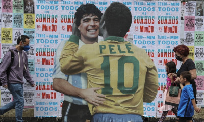 Παγκόσμιος θρήνος, πέθανε ο Πελέ - Ο «Βασιλιάς» της μπάλας μαζί με τον «Θεό» του ποδοσφαίρου