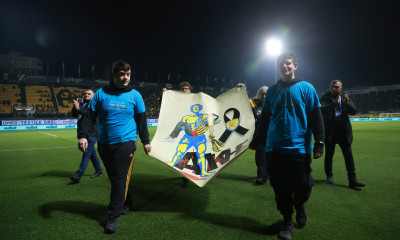 Άρης-Παναιτωλικός: Πανό και στεφάνι στη μνήμη του Άλκη - Αγρινιώτες οπαδοί στις εξέδρες (pics)