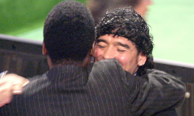 Ραγίζει καρδιές η Νάπολι με φωτογραφία Μαραντόνα και Πελέ χέρι-χέρι (photo)