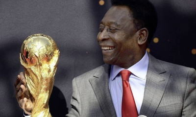 Πελέ: Το ποδοσφαιρικό αντίο του «Βασιλιά» μπροστά στον Μοχάμεντ Άλι και τον Κάρτερ