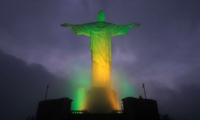 Πελέ: Εμβληματικά κτήρια στα χρώματα της Βραζιλίας στη μνήμη του (photos)