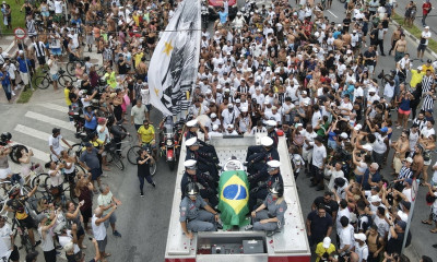 Πελέ: Με λαμπρότητα και πολύ κόσμο το «αντίο» στον «Βασιλιά» (photos)