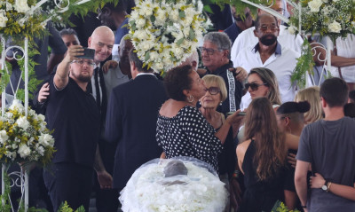 Πελέ: Σάλος με Ινφαντίνο - Έβγαζε selfie δίπλα στο φέρετρο του «Βασιλιά» (photos+video)