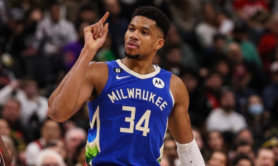 Γιάννης Αντετοκούνμπο: Ιστορικές επιδόσεις στο Τορόντο (video)