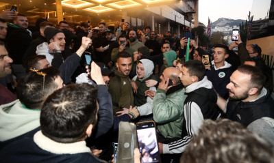 ΑΕΚ - Παναθηναϊκός: Αποθέωση στο ξενοδοχείο από εκατοντάδες κόσμου (Photos)