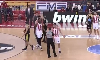 Ολυμπιακός - Άρης: Ο Μπαρτζώκας όρμησε στο παρκέ για να επιτεθεί στους διαιτητές (video)
