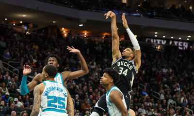 NBA: «Καθάρισε» και τους Χόρνετς ο Αντετοκούνμπο - Βασιλικός Τζέιμς στη Νέα Υόρκη (videos)