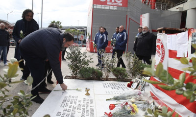 Ολυμπιακός: Απέτισαν φόρο τιμής στα θύματα της Θύρας 7 Μαρινάκης και ποδοσφαιρικό τμήμα (photos)