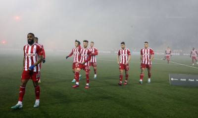ΠΑΟΚ - Ολυμπιακός: Έφυγαν στα αποδυτήρια οι Πειραιώτες - Με καθυστέρηση η σέντρα για ένα πανό