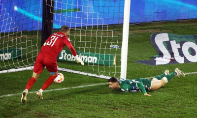 Παναθηναϊκός - Λαμία: Σπάνιο γκολ το 2-0 - Σκόραρε πεσμένος ο Σπόραρ (video)