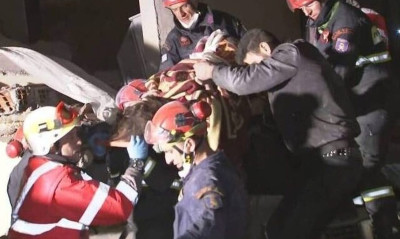 Σεισμός στην Τουρκία: Συγκλονιστικές οι προσπάθειες της ΕΜΑΚ στα συντρίμμια - Έχει σώσει 5 ανθρώπους