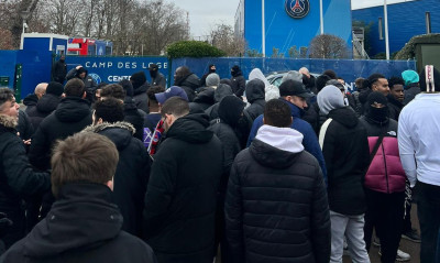 Ντου των οπαδών της Παρί Σεν Ζερμέν στο αθλητικό κέντρο κι αποδοκιμασίες σε παίκτες (vids)