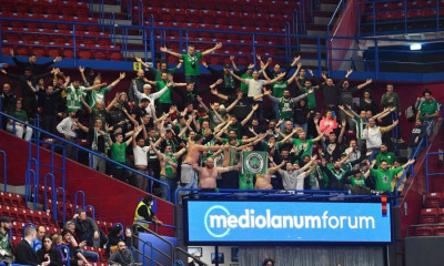 Αρμάνι-Παναθηναϊκός: Μια «αγκαλιά» με τον κόσμο της ομάδας οι παίκτες (video)