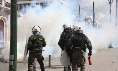 Επεισόδια στο Σύνταγμα: Μολότοφ και χημικά στη διαμαρτυρία για τα Τέμπη