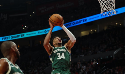 NBA: Ο Αντετοκούνμπο έβαλε 34 πόντους, αλλά χαμογέλασαν οι Σίξερς (vids)