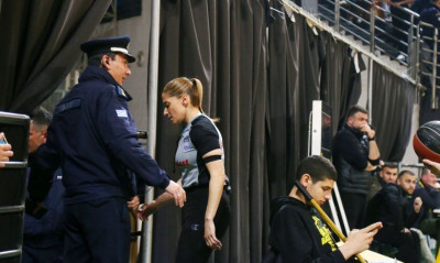 Άρης-Περιστέρι: Αποχώρησε η Τσαρούχα με τους διαιτητές, εκκένωση του γηπέδου (video)