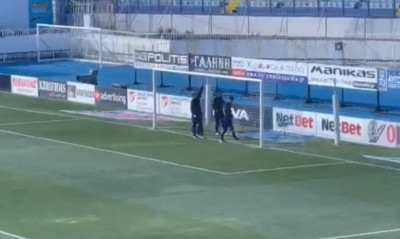 Ατρόμητος - ΑΕΚ: Έλεγχος στα δοκάρια από τους διαιτητές στο Περιστέρι (photo)