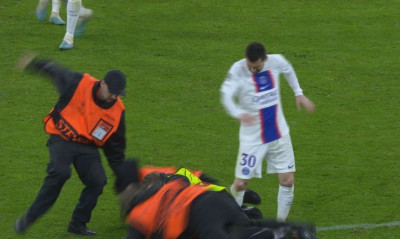 Μπάγερν Μονάχου - Παρί Σεν Ζερμέν: Σταμάτησαν εισβολέα πριν αρπάξει τον Μέσι (video)