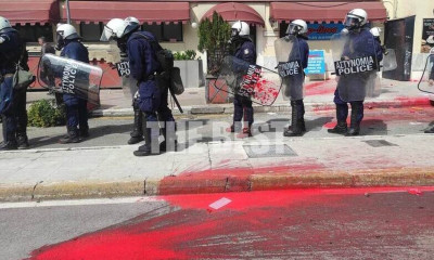 Πάτρα: Μπογιές, μολότοφ και δακρυγόνα στην πορεία για τα Τέμπη