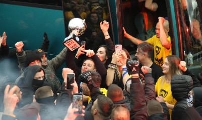 ΑΕΚ: Πανζουρλισμός στην υποδοχή των Κυπελλούχων (video+photos)