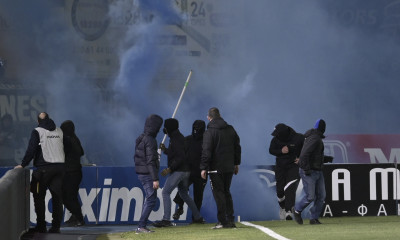 Ατρόμητος - Παναθηναϊκός: Σοβαρά επεισόδια και μισάωρη διακοπή του ματς - Οπαδός με πιστόλι! (pics)