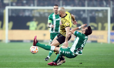 ΑΕΚ - Παναθηναϊκός: Δεν... έβγαλε ο διαιτητής τον Άμραμπατ και τον έβγαλε ο Αλμέιδα