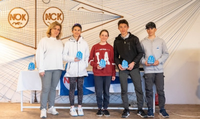 Ιστιοπλοΐα: Μητέρες από Πάρο, Χανιά, Αθήνα έδωσαν μετάλλια στο Όπτιμιστ για τα θύματα των Τεμπών