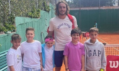 Προπονήθηκε στη Βάρη ο Τσιτσιπάς – Μοίρασε χαρά στα παιδιά