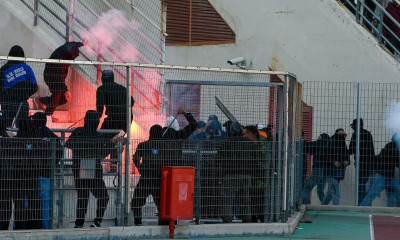Νίκη Βόλου-ΑΕΛ: Δύο συλλήψεις για τα επεισόδια | Η στιγμή που οι οπαδοί της ΑΕΛ σπάνε πόρτες (video)