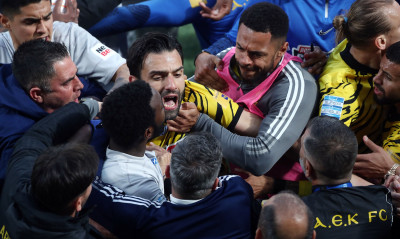 ΑΕΚ – Άρης: Χαμός λίγο πριν το φινάλε! – Σύρραξη ανάμεσα στους δύο πάγκους (video)