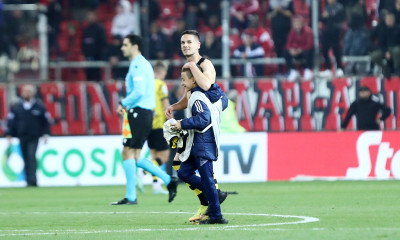 Ολυμπιακός – ΑΕΚ: Η όμορφη κίνηση του Γκατσίνοβιτς | Έδωσε τη φανέλα του σε ένα ball boy