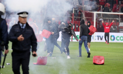 Ολυμπιακός – ΑΕΚ: Χαμός στο «Γ. Καραϊσκάκης» | «Ντου» οπαδών στο γήπεδο και χρήση χημικών