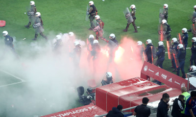 Ολυμπιακός – ΑΕΚ: Οπαδοί έφτασαν μέχρι την πόρτα των αποδυτηρίων – Η θέση των «κιτρινόμαυρων»