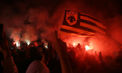 Άρης – ΑΕΚ: Οι ξέφρενοι πανηγυρισμοί στα αποδυτήρια κι η υποδοχή από 10.000 οπαδούς στην Αθήνα (vid)