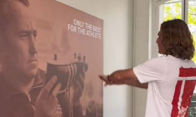 Στέφανος Τσιτσιπάς: Μας ξεναγεί στη σπιταρόνα που έχει στο Παρίσι (video)