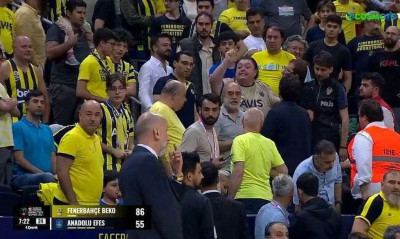 Έξαλλος με φίλαθλο που τον έβριζε ο Αταμάν