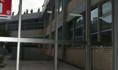 Πέτρες, φωτοβολίδες ευθείας βολής, σπασμένα τζάμια: Σοβαρά επεισόδια στο ΣΕΦ