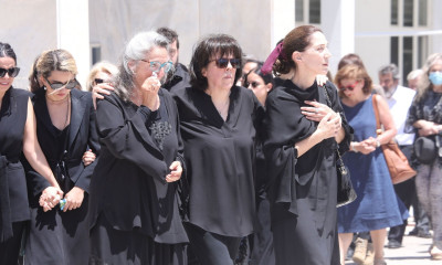 Κηδεία Νόνικας Γαληνέα: Συντετριμμένες οι κόρες της