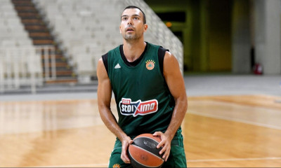 Υπόκλιση Κώστα Σλούκα σε Εθνική πόλο και Θοδωρή Βλάχο