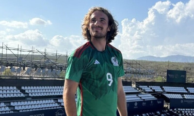 Στέφανος Τσιτσιπάς: Έχει δική του φανέλα της Εθνικής Μεξικού με το Νο9 (photos+videos)