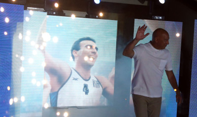 Δάκρυσε όλη η Ελλάδα: Αποσύρθηκε η φανέλα του Νίκου Γκάλη (Videos)