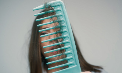 Τριχόπτωση: Οι αιτίες και οι βιταμίνες που την προλαμβάνουν